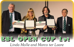 Marco ter Laare en Linda Molle, winnaars Open EBL Pairs Cup, met links en rechts officials (Daily Bulletin EBL)