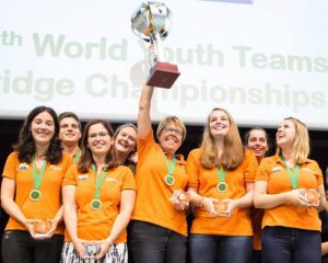 Het gouden team: van links Maaike van Ommen, coach Aarnout Helmich, Magdaléna Tichá, Merel Bruijnsteen, captain Anneke Simons, Janneke Wackwitz, Esther Visser, Natalia Banaś (WBF)