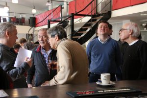 Vincent Ramondt (tweede van rechts) en Berry Westra (links) aan de bar met sponsor Max Abram, kibitzer Joost Prinsen en bondscoach Anton Maas (Elisabeth van Ettinger)