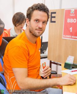 Bob Drijver aan de BBO-tafel in Wuhan (WBF)